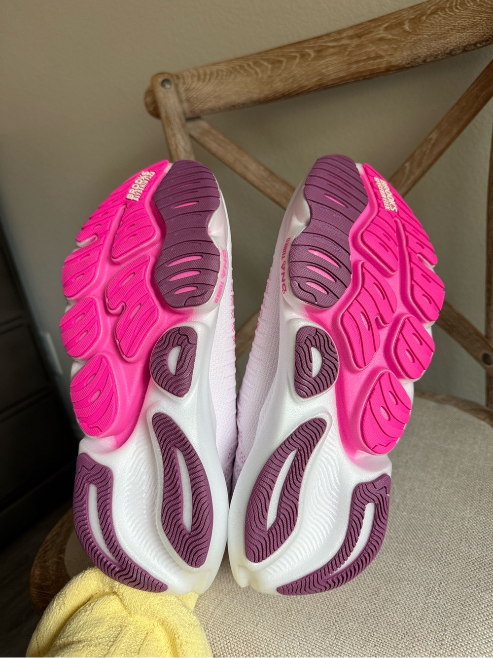 Brooks Glycerin Flex Sneakers Color White / Cyber Pink / Argyle - Picture 6 of 8